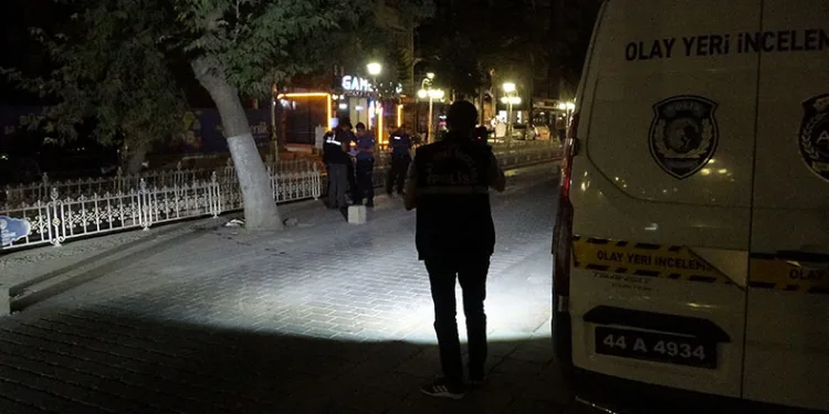 Kaldırımda yürürken topuğundan vuruldu