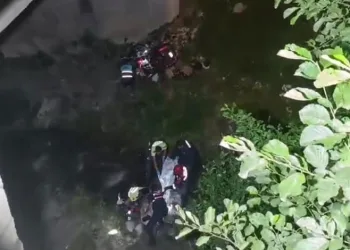Turist motosiklet ile dereye uçtu: 1 ölü