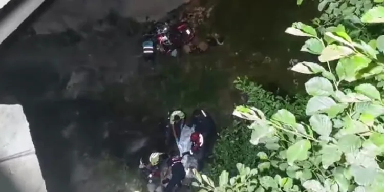 Turist motosiklet ile dereye uçtu: 1 ölü