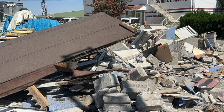 Kontrolden çıkan tır iş yerine daldı