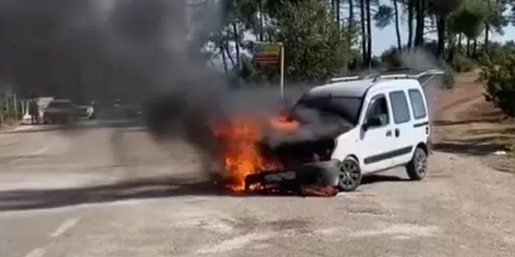 Bursa’da park halindeki hafif ticari araç alev alev yandı