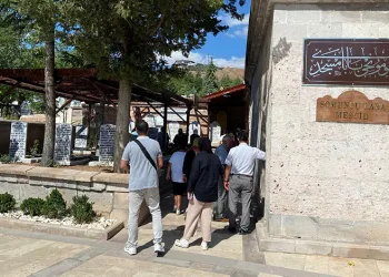 Somuncu Baba Türbesi ziyaretçilerini ağırlıyor