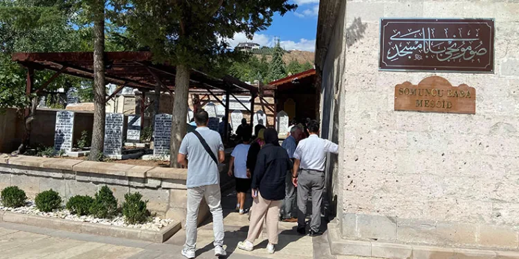 Somuncu Baba Türbesi ziyaretçilerini ağırlıyor