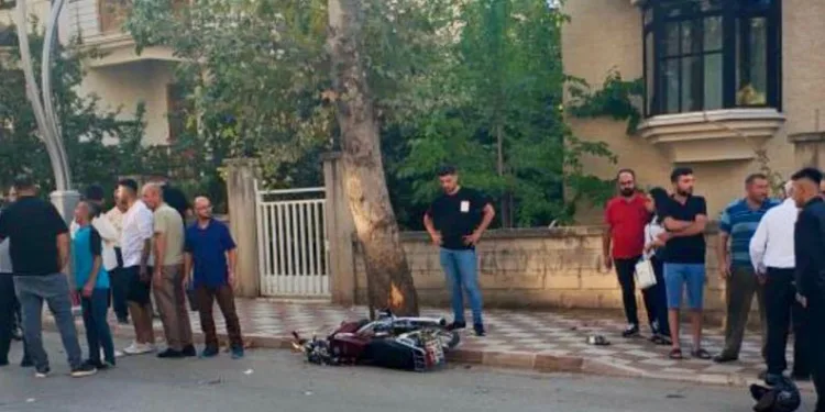 Elektrik direğine çarpan genç kurtarılamadı