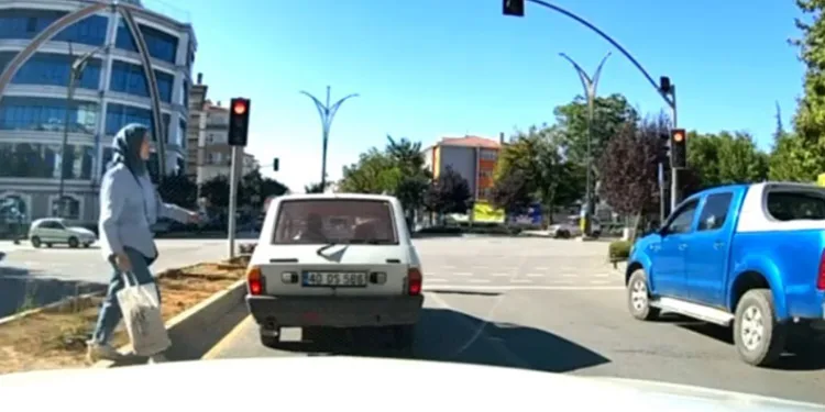 Otomobil yaya geçidinden geçen çocuğa çarptı