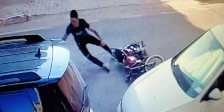 Motosikletten fırlayan genç metrelerce savruldu