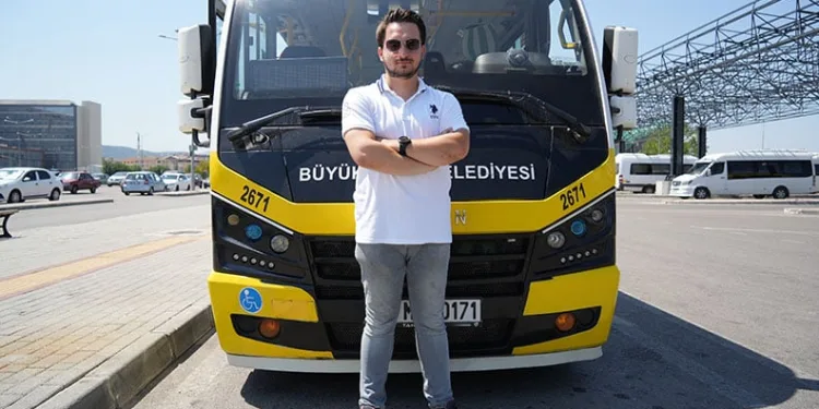 Bursa’da yüksek lisans mezunu genç otobüs şoförü oldu