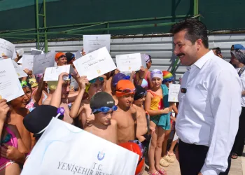 Yenişehir’de 380 çocuk yüzme öğrendi