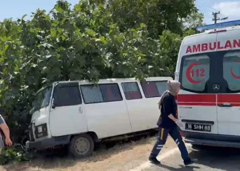 Bursa’da direksiyon hakimiyetini kaybeden minibüs tarlaya uçtu