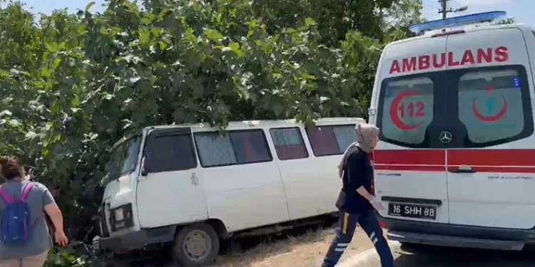 Bursa’da direksiyon hakimiyetini kaybeden minibüs tarlaya uçtu