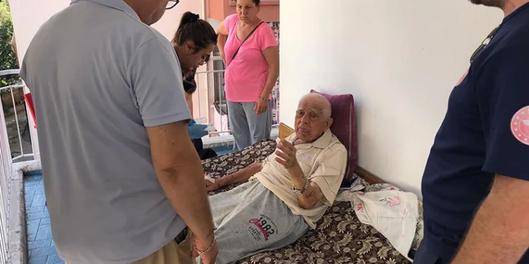 Öldü sanılan yaşlı adam uyurken bulundu