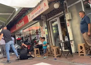 Eşini sokak ortasında demir sopayla dövdü