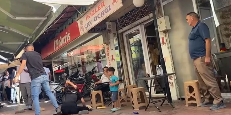 Eşini sokak ortasında demir sopayla dövdü