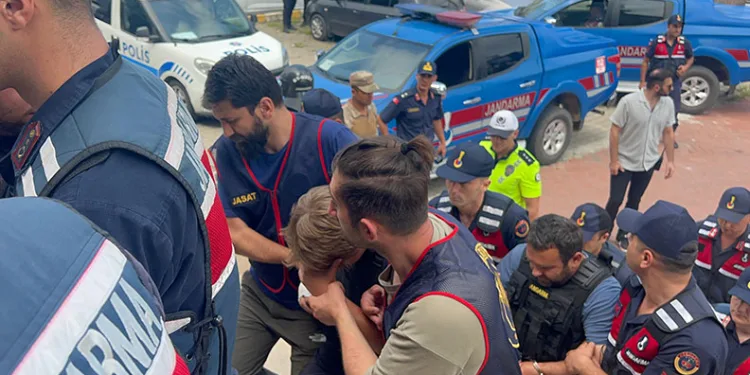 3 akrabasını bıçaklayarak öldürüp evlerini ateşe veren 3 kişi Araklı Adliyesi’ne getirildi