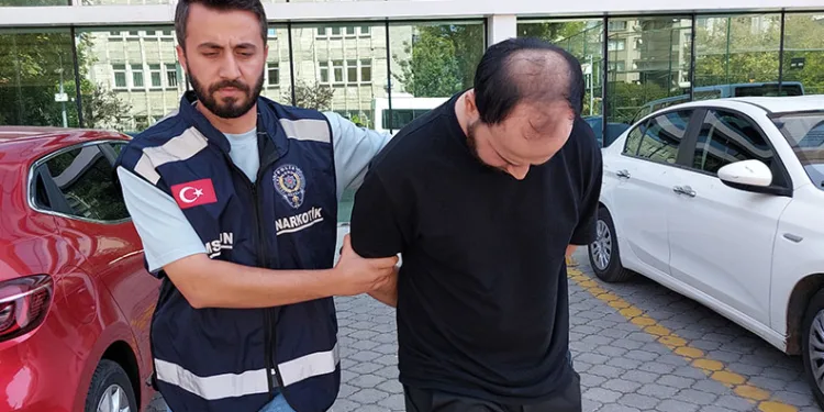 Evdeki çelik kasadan paket paket uyuşturucu çıktı