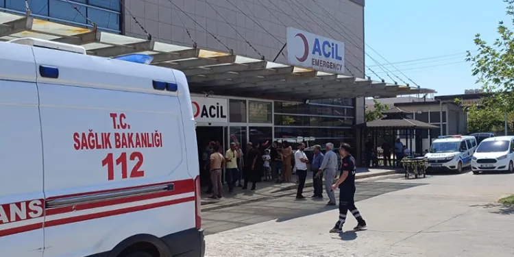 Eşini ve çalışanını öldürdü