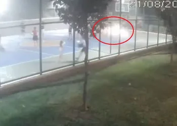 Sitenin basketbol sahasına atılan cisim panik oluşturdu