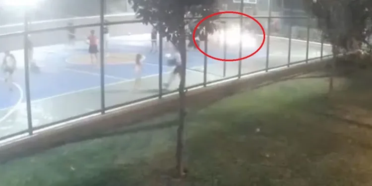 Sitenin basketbol sahasına atılan cisim panik oluşturdu