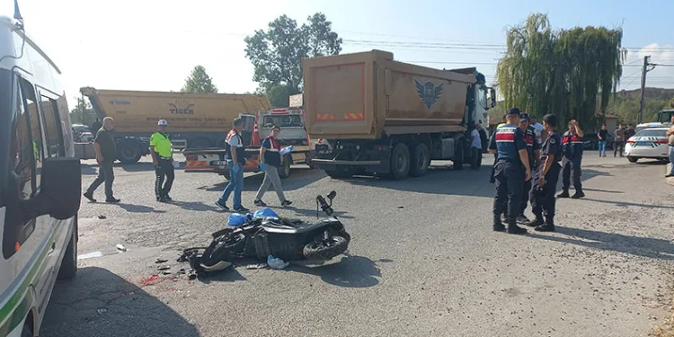 Düzce’de motosiklet hafriyat kamyonunun altına girdi