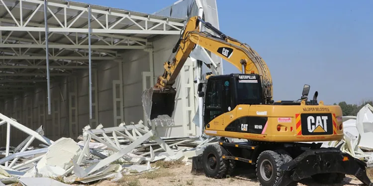 Nilüfer’de iki kaçak yapı daha yıkıldı