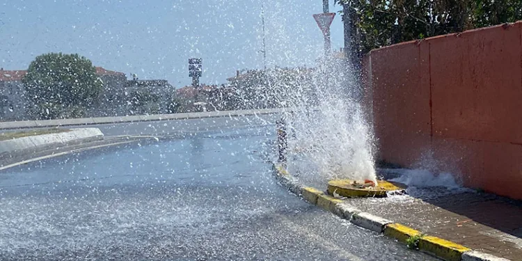 Ana su borusu patladı, tonlarca su boşa aktı