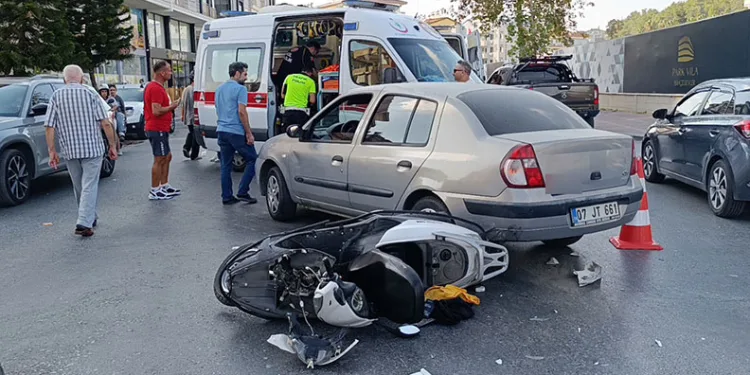 Manavgat’ta otomobil ile motosiklet çarpıştı: 2 yaralı