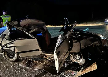 Bursa’da kamyona çarpan otomobilin çatısı uçtu: 3 ağır yaralı