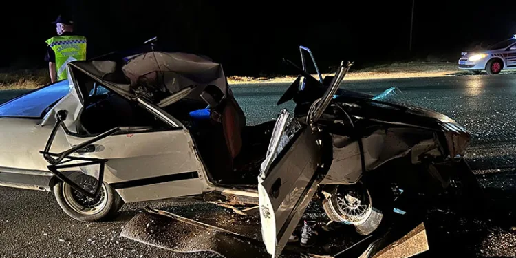 Bursa’da kamyona çarpan otomobilin çatısı uçtu: 3 ağır yaralı