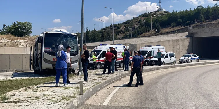 Yolcu midibüsü üst yoldan otogar içine düştü:15 yaralı