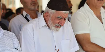 Yaşlı adam İsrail’i kınadı, gözyaşları döktü