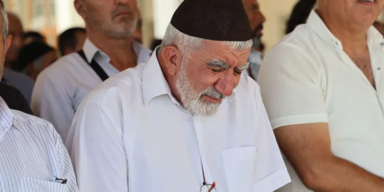 Yaşlı adam İsrail’i kınadı, gözyaşları döktü