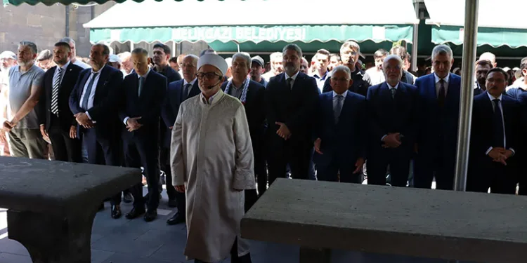 Bakan Bolat, Haniye için kılınan gıyabi cenaze namazına katıldı