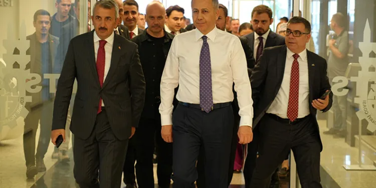 Bakan Yerlikaya, Haniye için kılınan gıyabi cenaze namazına katıldı