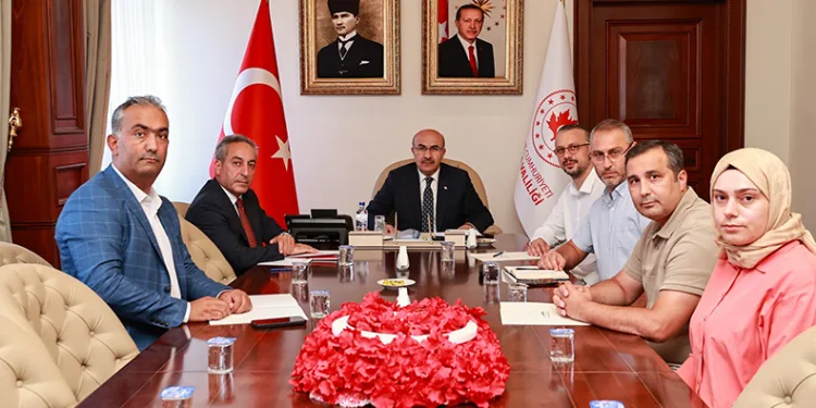 Vali Demirtaş zincir market temsilcileriyle görüştü