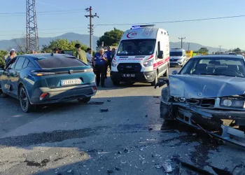 Bursa’da kavşakta üç araç birbirine girdi: 2 yaralı