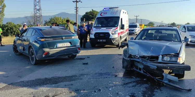 Bursa’da kavşakta üç araç birbirine girdi: 2 yaralı