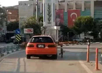 Bursa’da bisikleti araca sığdıramayınca ilginç bir çözüm buldu