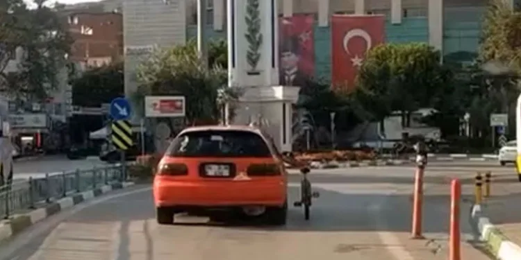 Bursa’da bisikleti araca sığdıramayınca ilginç bir çözüm buldu