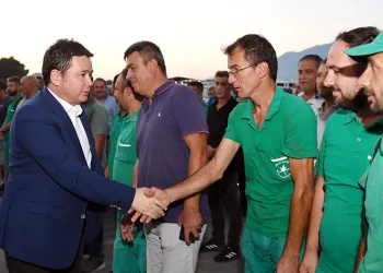 Maaşlarına zam alan işçilerden Başkan Aydın’a coşkulu karşılama