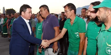 Maaşlarına zam alan işçilerden Başkan Aydın’a coşkulu karşılama