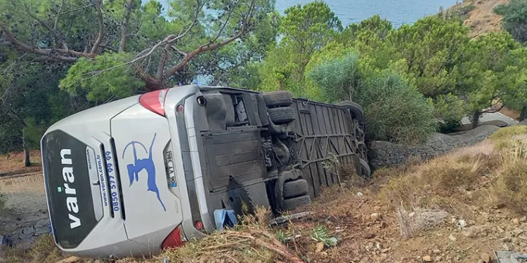 Yolcu otobüsü uçuruma yuvarlandı: 3 yaralı