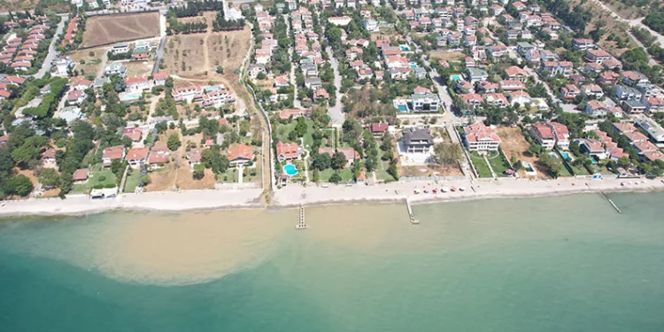 Kumburgaz’da denizin rengi değişti