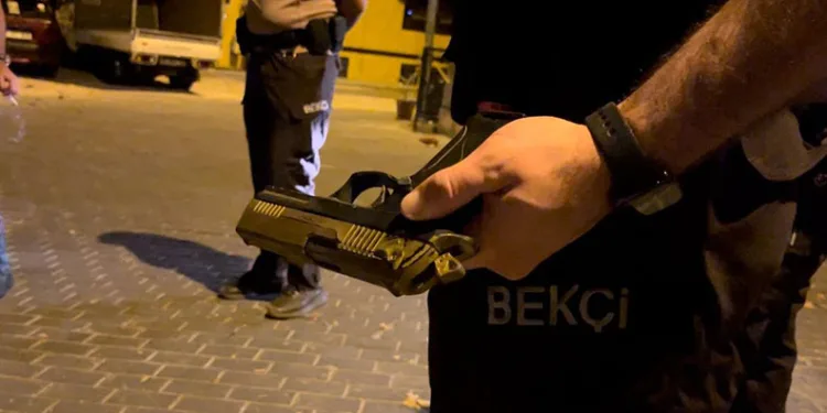 Devriye ekiplerini görünce tabancayı kaldırıma attı
