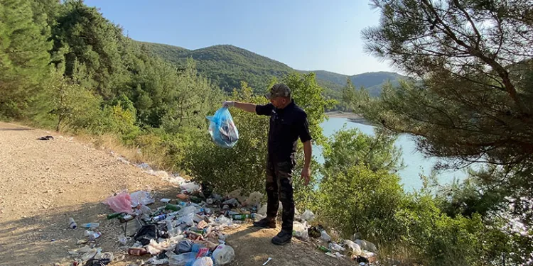 Bursa’da göletin çevresini çöplüğe çevirdiler,