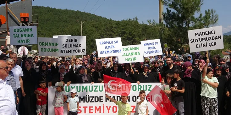 Bursa’da 4 köyden, su havzasına kurulan krom madenine karşı protesto
