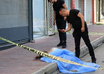 Genç kadın kaldırımda ölü bulundu