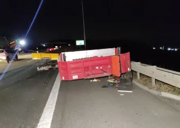 TIR 3 metre yükseklikten karşı şeride uçtu