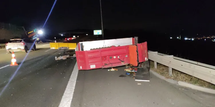 TIR 3 metre yükseklikten karşı şeride uçtu