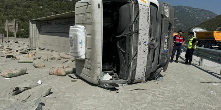 Burdur-Antalya karayolunda tır devrildi, yol trafiğe kapandı