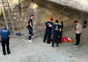 Yürüyüş yaparken dereye düşen kadın yaralandı